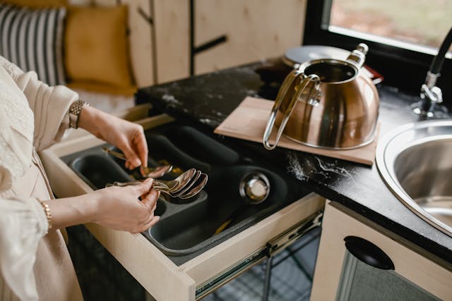 Tips Merawat Peralatan Dapur Stainless Steel agar Tetap Mengilap