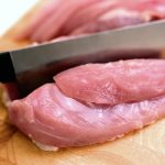 daging sapi mentah dipotong dengan pisau