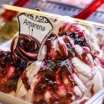 ice cream gelato dengan saus strawberry